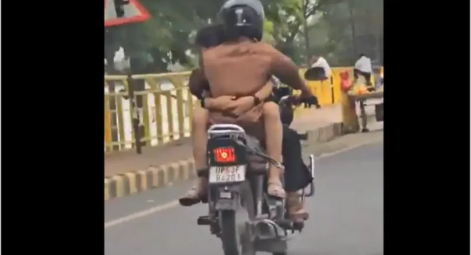 गोरखपुर: चलती बाइक पर युवक-युवती का 'फिल्मी' रोमांस, पुलिस ने काटा 2500 रुपये का चालान