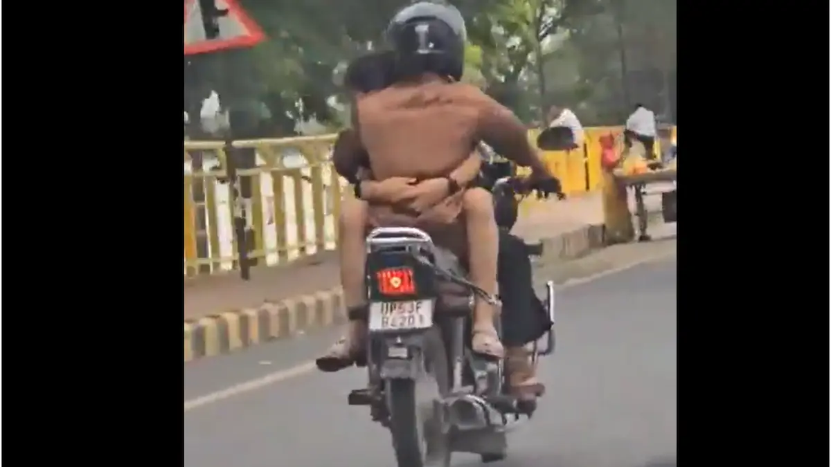 गोरखपुर: चलती बाइक पर युवक-युवती का 'फिल्मी' रोमांस, पुलिस ने काटा 2500 रुपये का चालान