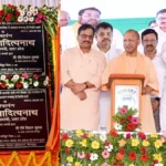 गोरखपुर: चलती बाइक पर युवक-युवती का ‘फिल्मी’ रोमांस, पुलिस ने काटा 2500 रुपये का चालान