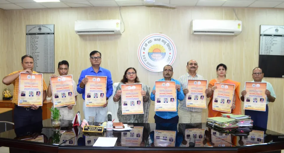 डीडीयू: भारतीय ज्ञान परंपरा पर राष्ट्रीय संगोष्ठी, कुलपति ने किया पोस्टर का विमोचन