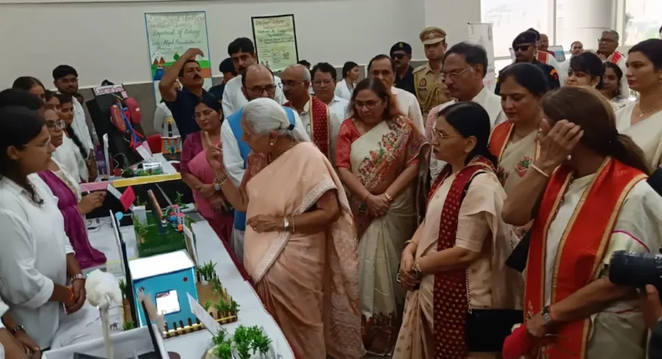 गोरखपुर विश्वविद्यालय के दीक्षांत समारोह में छात्रों का वैज्ञानिक कौशल, 'हाइपरलूप ट्रेन' ने जीता सबका दिल