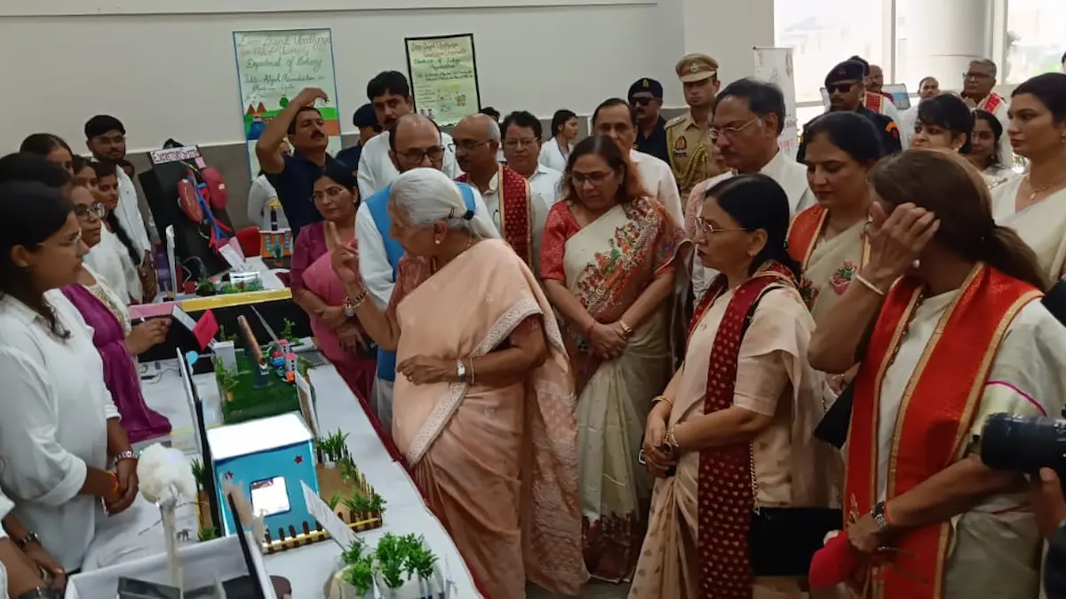 गोरखपुर विश्वविद्यालय के दीक्षांत समारोह में छात्रों का वैज्ञानिक कौशल, 'हाइपरलूप ट्रेन' ने जीता सबका दिल