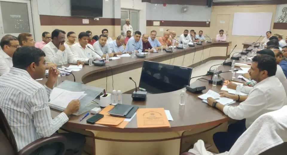 DM की सख्त चेतावनी: 'उद्यमियों की समस्याएं सुलझाएं, वरना होगी कार्रवाई'; औद्योगिक विकास पर निर्देश