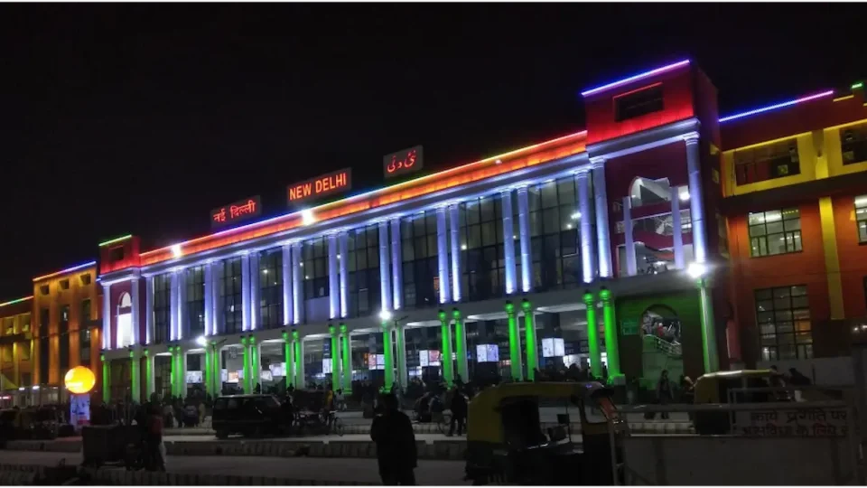 दिल्ली रेलवे स्टेशन पर अब बिना टिकट नहीं मिलेगी एंट्री, लाखों यात्रियों पर पड़ेगा सीधा असर
