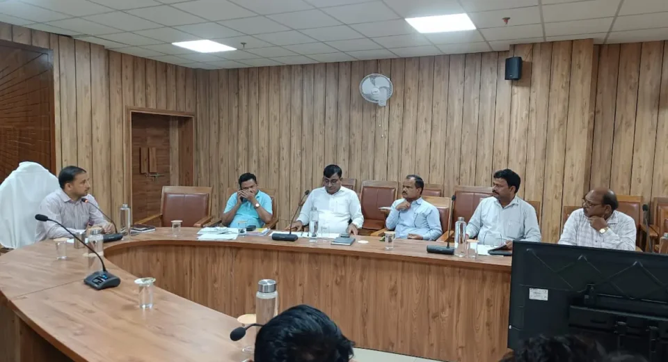 गोरखपुर के नगर आयुक्त की सख्त चेतावनी, गुणवत्ता में कमी और देरी पर होगी कार्रवाई