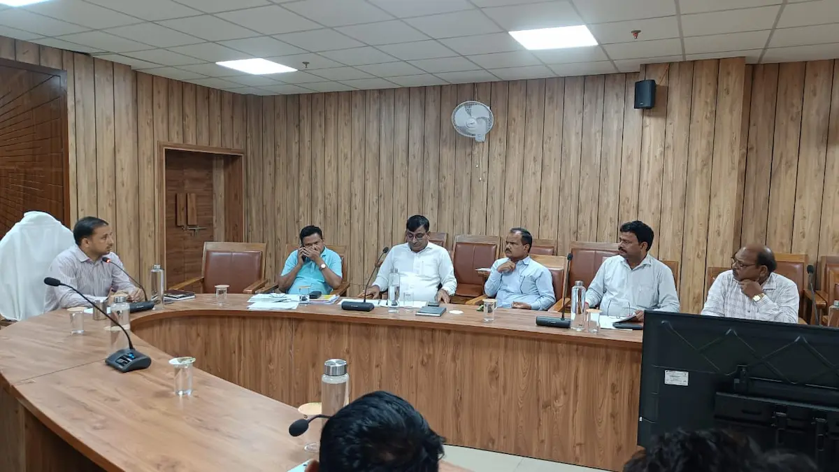 गोरखपुर के नगर आयुक्त की सख्त चेतावनी, गुणवत्ता में कमी और देरी पर होगी कार्रवाई