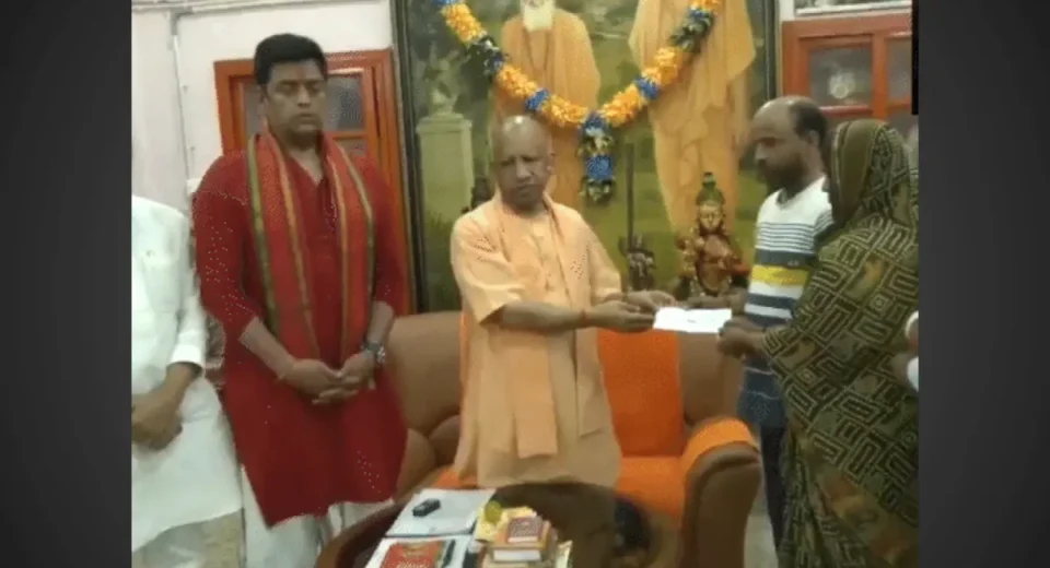 नीट छात्र दीपक हत्याकांड: सीएम योगी ने परिवार को दी 5 लाख रुपये की मदद, हर संभव कार्रवाई का भरोसा नीट छात्र दीपक हत्याकांड: सीएम योगी ने परिवार को दी 5 लाख रुपये की मदद, हर संभव कार्रवाई का भरोसा
