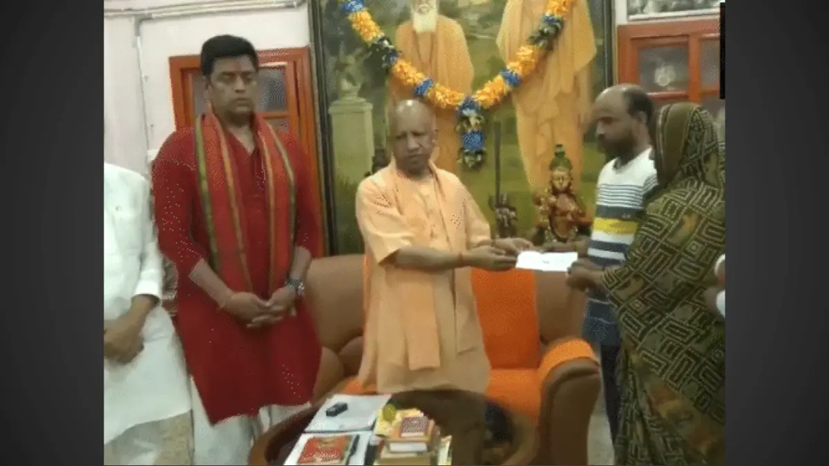 नीट छात्र दीपक हत्याकांड: सीएम योगी ने परिवार को दी 5 लाख रुपये की मदद, हर संभव कार्रवाई का भरोसा