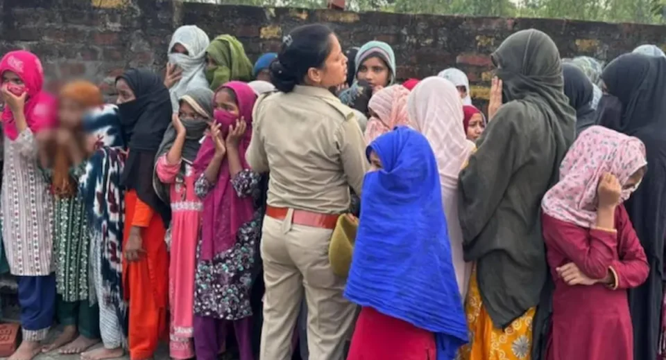 बहराइच में अवैध मदरसे पर एसडीएम का छापा, 40 बच्चियां बरामद, मचा हड़कंप बहराइच में अवैध मदरसे पर एसडीएम का छापा, 40 बच्चियां बरामद, मचा हड़कंप