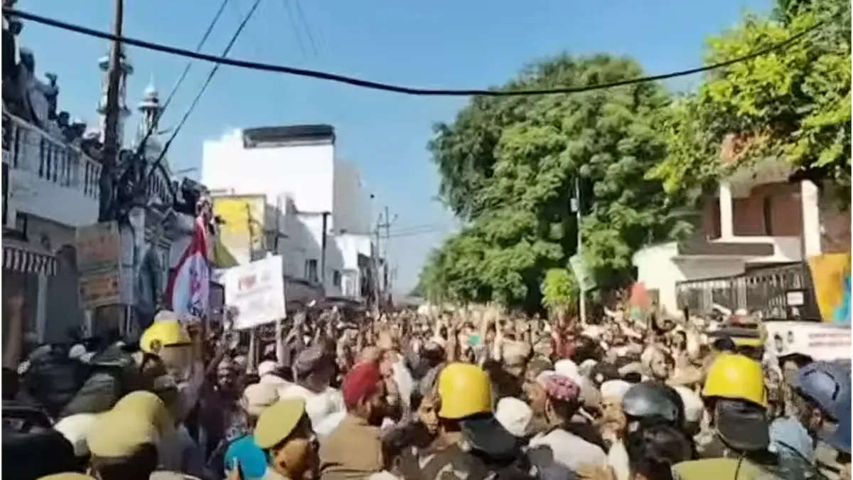 बरेली: 'आई लव मोहम्मद' विवाद ने लिया उग्र रूप, पुलिस ने किया लाठीचार्ज, मौलाना तौकीर रजा हिरासत में