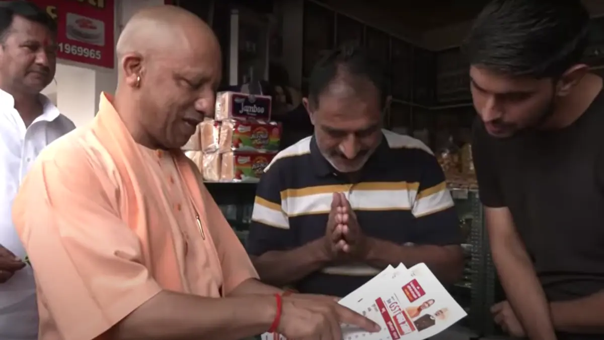 गोरखपुर में सीएम योगी की अनोखी पहल, खुद व्यापारियों के पास जाकर बताई घटी जीएसटी दरें