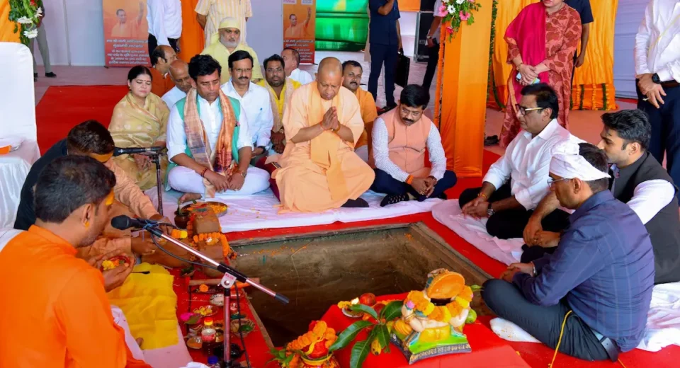 गोरखपुर में 2251 करोड़ की परियोजनाओं का लोकार्पण, सीएम योगी ने दिया विकास को पंख गोरखपुर में 2251 करोड़ की परियोजनाओं का लोकार्पण, सीएम योगी ने दिया विकास को पंख