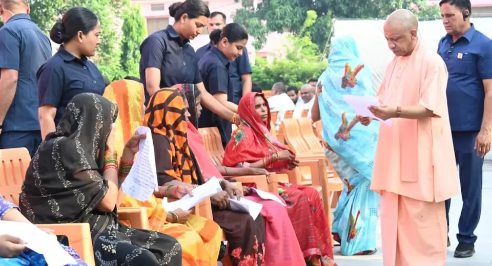 सीएम योगी का जनता दर्शन, सुनीं 250 लोगों की समस्याएं, राशन कार्ड और इलाज में मदद का भरोसा