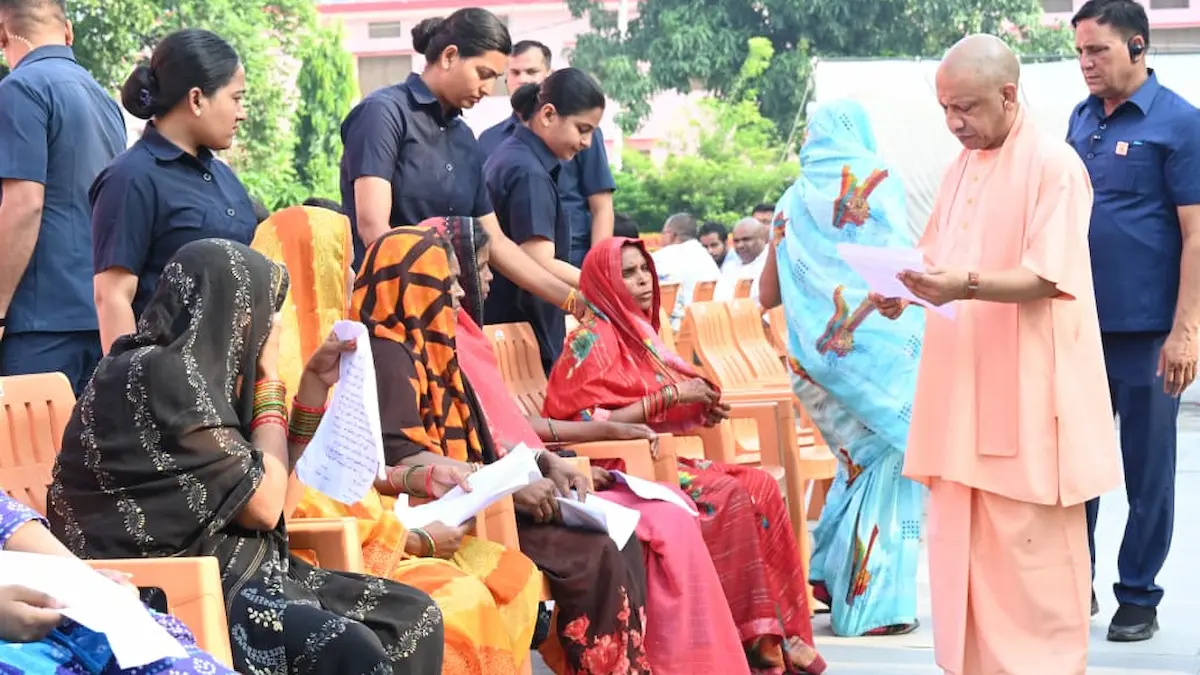 सीएम योगी का जनता दर्शन, सुनीं 250 लोगों की समस्याएं, राशन कार्ड और इलाज में मदद का भरोसा