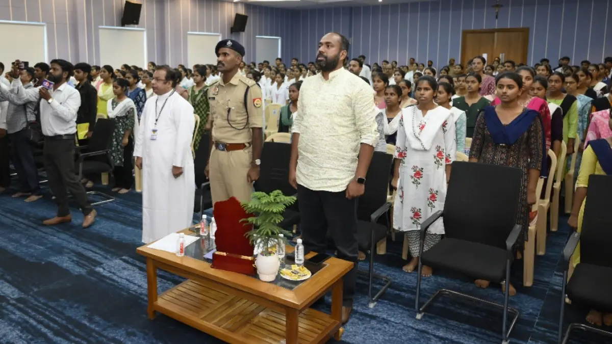 रैगिंग और ऑनलाइन ठगी पर IPS की 'क्लास', छात्रों को सिखाए साइबर सुरक्षा के गुर.