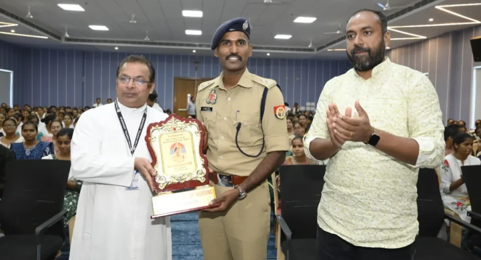 रैगिंग और ऑनलाइन ठगी पर IPS की 'क्लास', छात्रों को सिखाए साइबर सुरक्षा के गुर