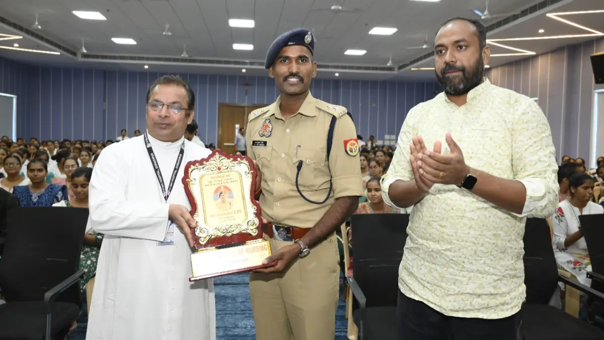 रैगिंग और ऑनलाइन ठगी पर IPS की 'क्लास', छात्रों को सिखाए साइबर सुरक्षा के गुर