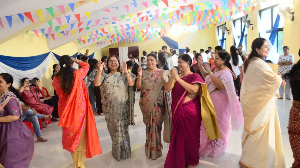 गोरखपुर विश्वविद्यालय में नवरात्रि की धूम: नवरंग गरबा महोत्सव कार्यशाला में उमड़ी भीड़, कुलपति भी हुईं शामिल