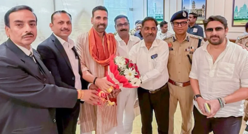 कानपुर एयरपोर्ट पर #JollyLLB3 के मुख्य कलाकारों से पुलिस आयुक्त अखिल कुमार एवं बार एसोसिएशन के अध्यक्ष इन्दीवर बाजपेयी, महामंत्री अमित कुमार, लायर्स एसोसिएशन कानपुर के अध्यक्ष श्री दिनेश वर्मा व महामंत्री राजीव यादव ने मुलाकात कर कलाकारों को पुष्पगुच्छ भेंट किया। फोटो: सोशल मीडिया