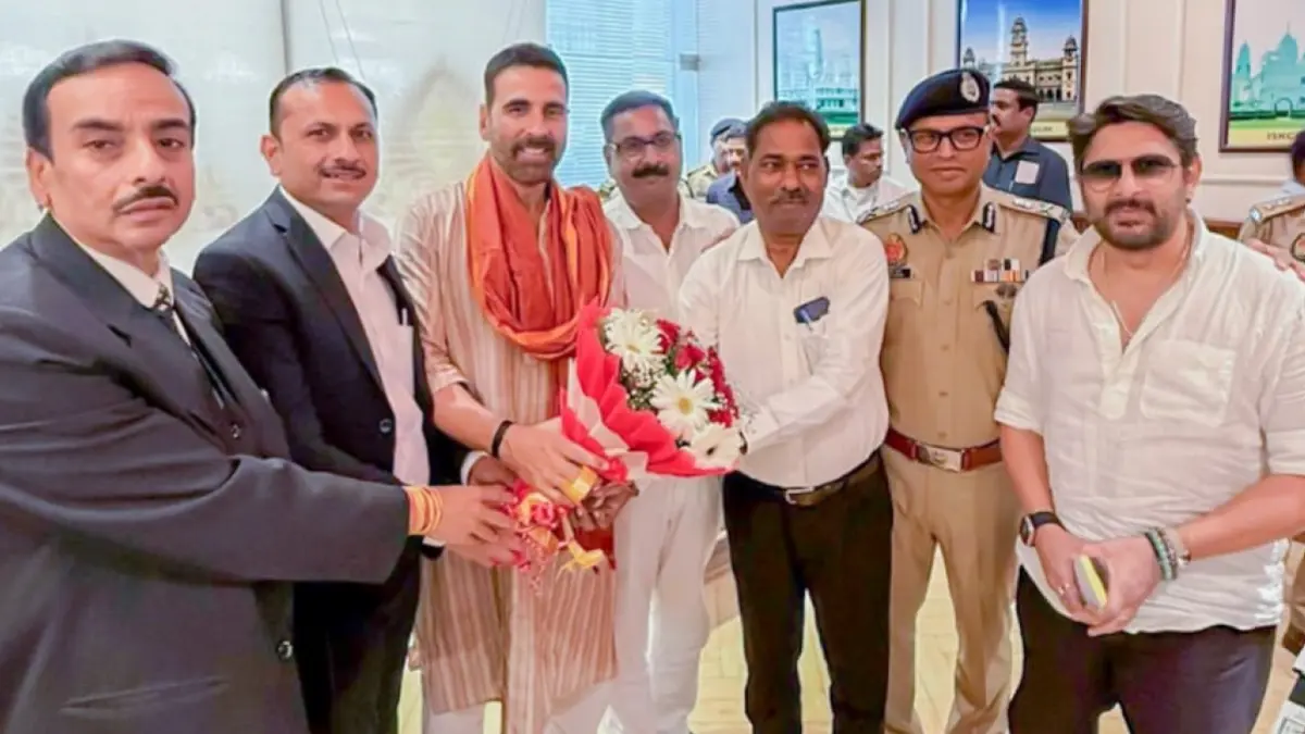 कानपुर एयरपोर्ट पर #JollyLLB3 के मुख्य कलाकारों से पुलिस आयुक्त अखिल कुमार एवं बार एसोसिएशन के अध्यक्ष इन्दीवर बाजपेयी, महामंत्री अमित कुमार, लायर्स एसोसिएशन कानपुर के अध्यक्ष श्री दिनेश वर्मा व महामंत्री राजीव यादव ने मुलाकात कर कलाकारों को पुष्पगुच्छ भेंट किया। फोटो: सोशल मीडिया