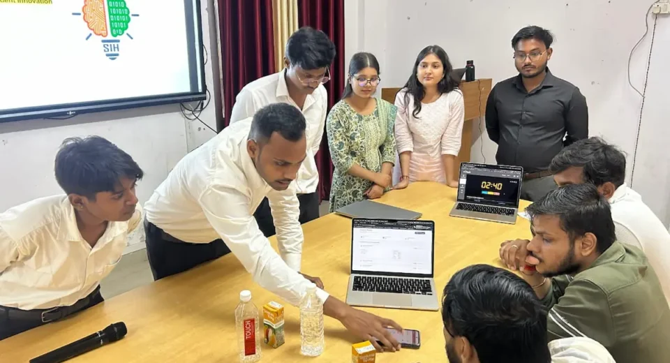 एमएमएमयूटी के छात्रों ने तकनीकी समाधानों से जीता दिल, भविष्य के नवाचारों की रखी नींव एमएमएमयूटी के छात्रों ने तकनीकी समाधानों से जीता दिल, भविष्य के नवाचारों की रखी नींव