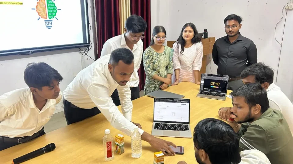 एमएमएमयूटी के छात्रों ने तकनीकी समाधानों से जीता दिल, भविष्य के नवाचारों की रखी नींव
