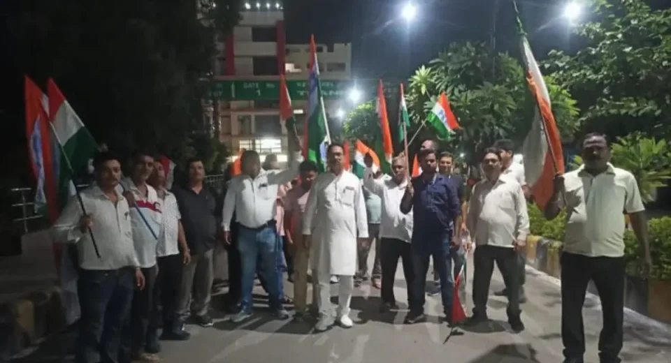 गोरखपुर में प्राइवेट मैकेनिकों का विरोध, रेलकर्मियों ने दो ट्रेनों को रोककर किया हंगामा