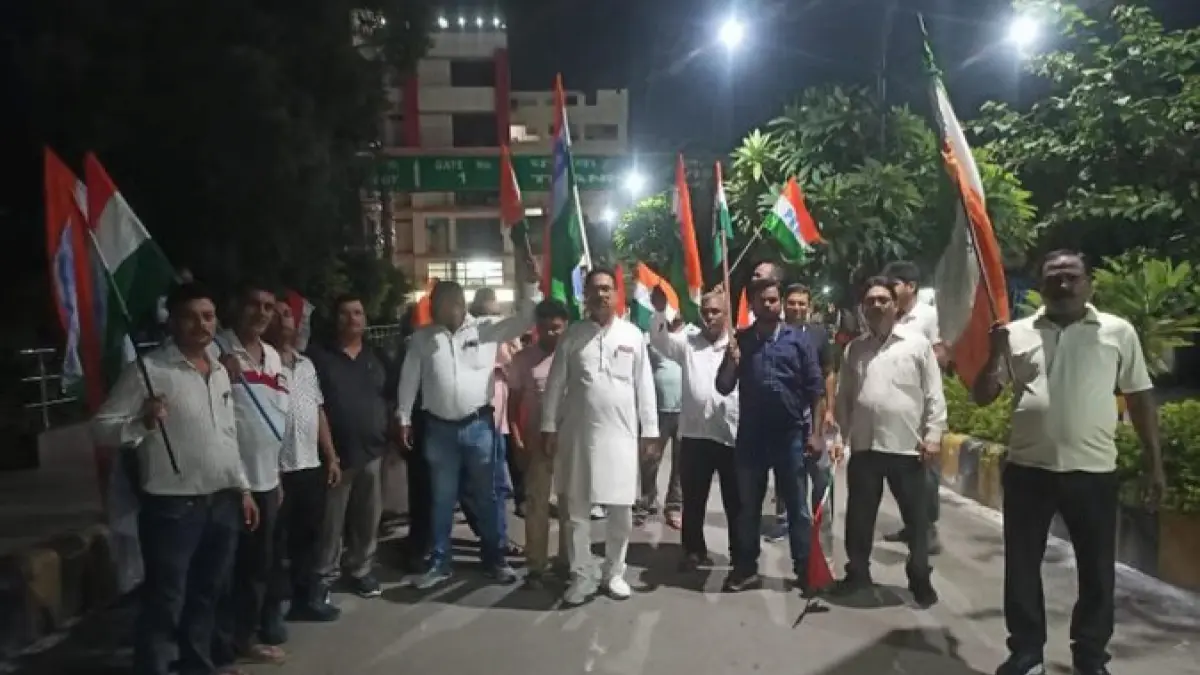 गोरखपुर में प्राइवेट मैकेनिकों का विरोध, रेलकर्मियों ने दो ट्रेनों को रोककर किया हंगामा