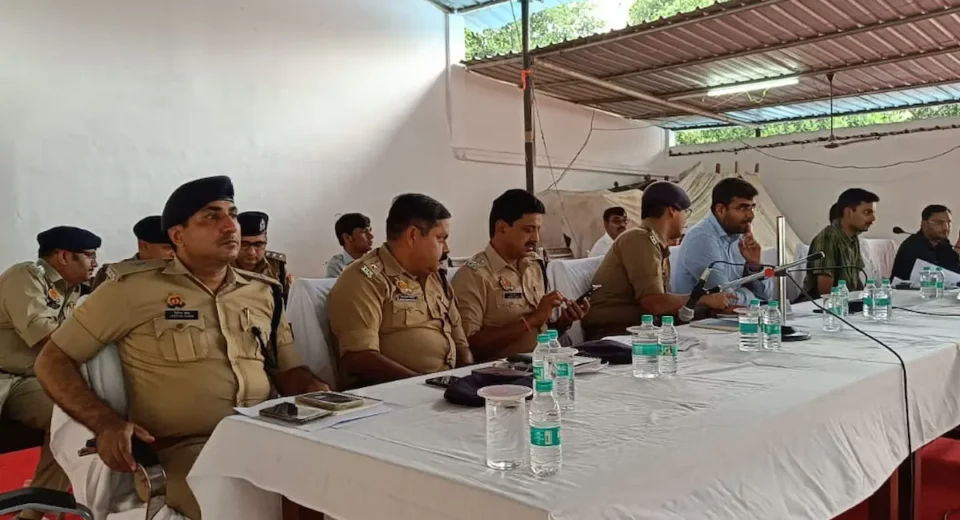 त्योहारों से पहले गोरखपुर प्रशासन सख्त, जिलाधिकारी ने असामाजिक तत्वों पर कठोर कार्रवाई के दिए आदेश त्योहारों से पहले गोरखपुर प्रशासन सख्त, जिलाधिकारी ने असामाजिक तत्वों पर कठोर कार्रवाई के दिए आदेश