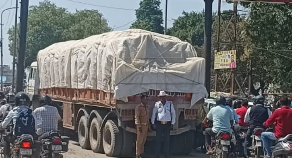 धर्मशाला फ्लाईओवर पर चढ़ते वक्त ओवरलोडेड ट्रक हुआ खराब, सुबह लंबे जाम में फंसे रहे लोग धर्मशाला फ्लाईओवर पर चढ़ते वक्त ओवरलोडेड ट्रक हुआ खराब, सुबह लंबे जाम में फंसे रहे लोग