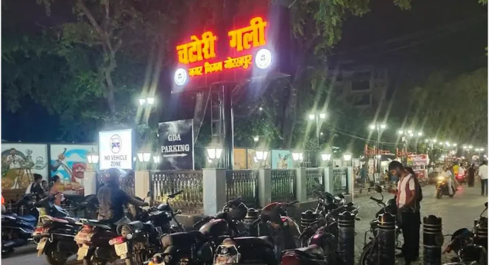 गोरखपुर की 'चटोरी गली' में पार्किंग से उठाई स्कूटी, व्यापारी का आरोप- 40 हजार रुपये गायब