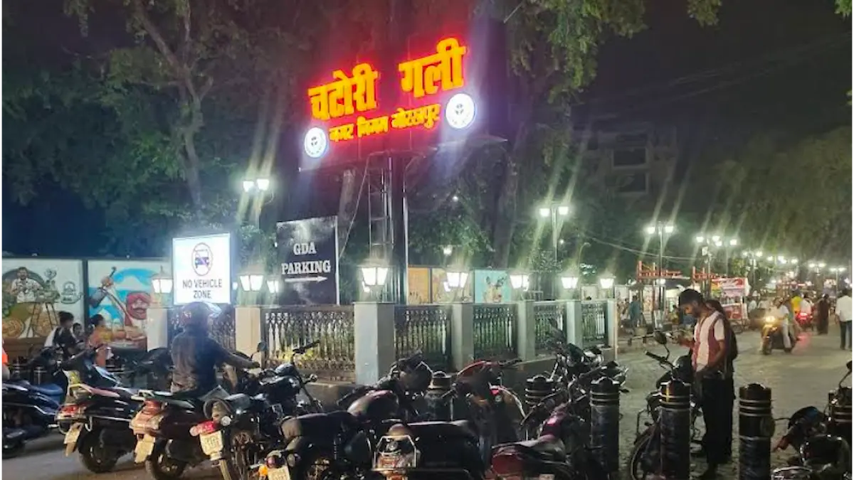 गोरखपुर की 'चटोरी गली' में पार्किंग से उठाई स्कूटी, व्यापारी का आरोप- 40 हजार रुपये गायब