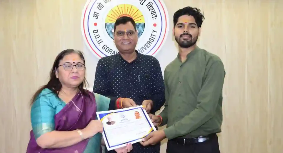 गोरखपुर विश्वविद्यालय के NSS स्वयंसेवक अभिषेक श्रीवास्तव ने चित्रकला प्रतियोगिता में लहराया परचम