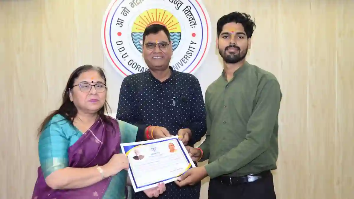 गोरखपुर विश्वविद्यालय के NSS स्वयंसेवक अभिषेक श्रीवास्तव ने चित्रकला प्रतियोगिता में लहराया परचम