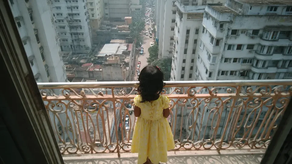 आगरा: मां को देखने बालकनी पर चढ़ी थी 5 साल की अनाहिता, पैर फिसला, सातवीं मंजिल से गिरकर मौत