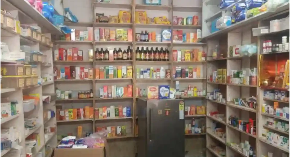 गोरखपुर: थोक दवा मंडी में ड्रग विभाग का छापा, कोडीन कफ सिरप के दुरुपयोग की आशंका में 2 दुकानों पर कार्रवाई