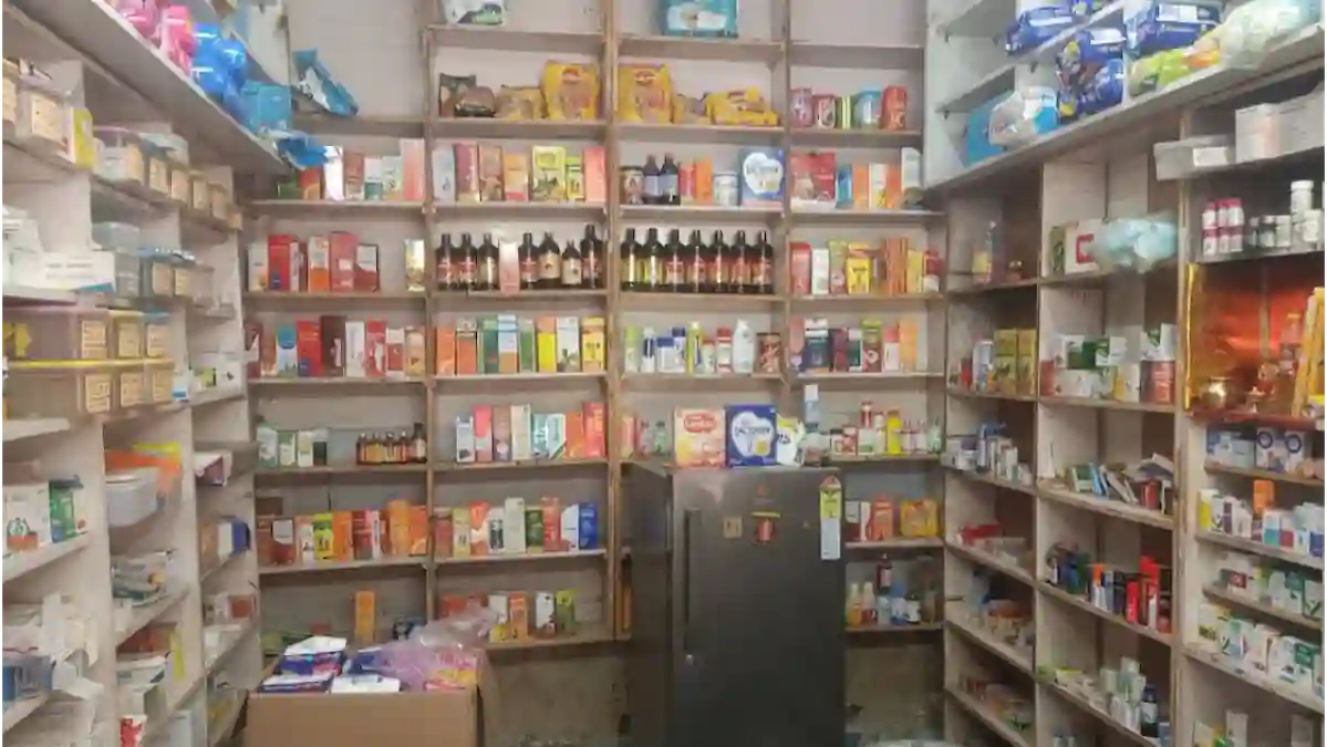 गोरखपुर: थोक दवा मंडी में ड्रग विभाग का छापा, कोडीन कफ सिरप के दुरुपयोग की आशंका में 2 दुकानों पर कार्रवाई