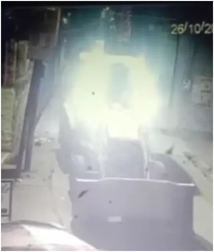 भू-माफिया का तांडव, भोर में बुलडोजर से तोड़ी बाउंड्रीवाल, विरोध पर फायरिंग, जांच में जुटी पुलिस भू-माफिया का तांडव, भोर में बुलडोजर से तोड़ी बाउंड्रीवाल, विरोध पर फायरिंग, जांच में जुटी पुलिस