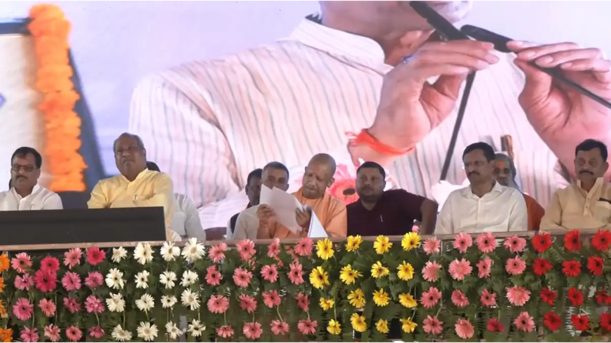 सीएम योगी की वनटांगिया संग 9वीं दिवाली: जंगल तिकोनिया नंबर तीन को दी ₹48.82 करोड़ की विकास परियोजनाओं की सौगात सीएम योगी की वनटांगिया संग 9वीं दिवाली: जंगल तिकोनिया नंबर तीन को दी ₹48.82 करोड़ की विकास परियोजनाओं की सौगात