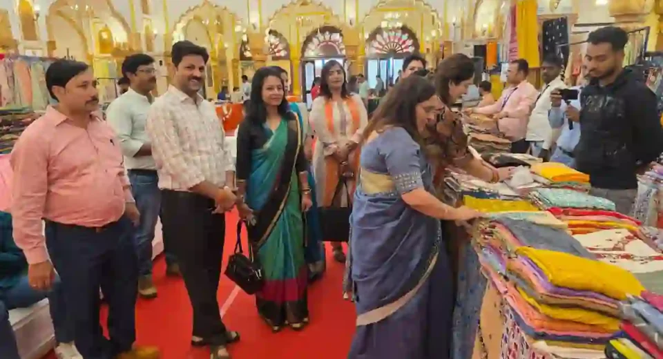 परंपरा, नवाचार और सशक्तिकरण का संगम: ‘क्राफ्ट रूट्स’ मॉडल को नई शिक्षा नीति से जोड़ेगा डीडीयू