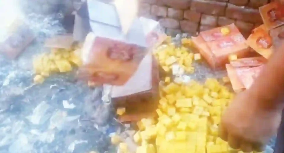 एम्स थाना क्षेत्र में एक दुकान से पकड़ी गई एक्सपायर सोन पापड़ी नष्ट कराती खाद्य सुरक्षा विभाग की टीम.