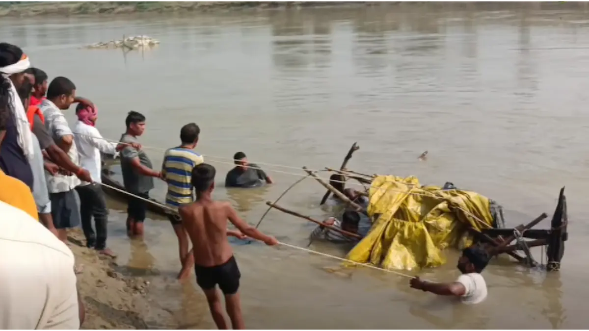 गोरखपुर: गोर्रा नदी में नाव पलटी, भतीजे का हाथ खींच बाहर निकाला, लेकिन आंखों के सामने डूब गया बेटा गोरखपुर: गोर्रा नदी में नाव पलटी, भतीजे का हाथ खींच बाहर निकाला, लेकिन आंखों के सामने डूब गया बेटा