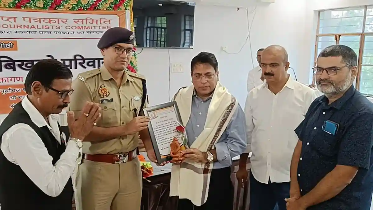 सड़क हादसे और बिखरते परिवार: गोरखपुर में संगोष्ठी, IPS अधिकारियों ने कहा- 'सुरक्षा कानून नहीं, संस्कार है' सड़क हादसे और बिखरते परिवार: गोरखपुर में संगोष्ठी, IPS अधिकारियों ने कहा- 'सुरक्षा कानून नहीं, संस्कार है'