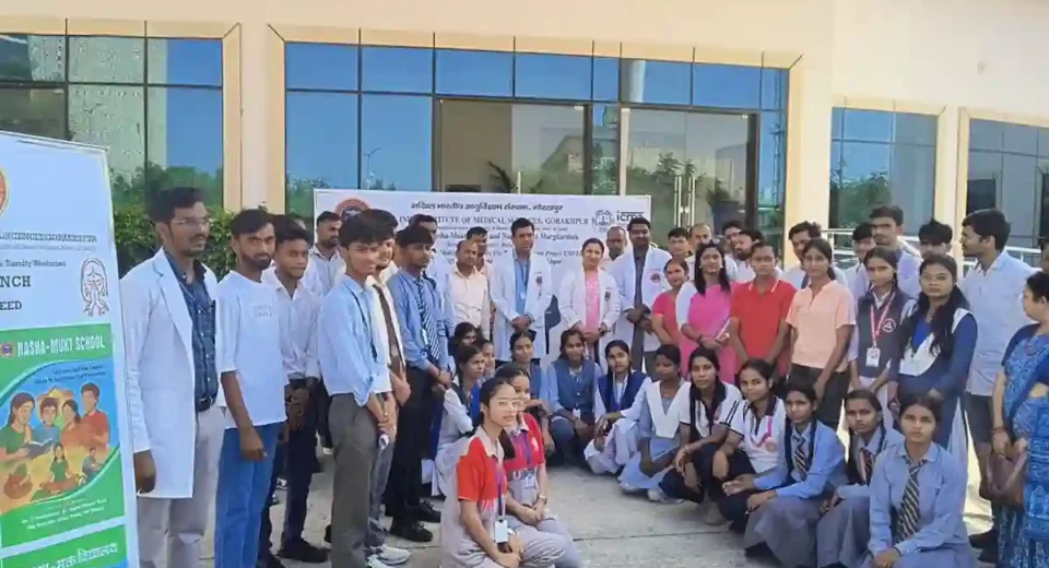 एम्स गोरखपुर की 'प्रोजेक्ट उम्मीद' पहल: 21 स्कूलों में नशा-मुक्त साथी और मार्गदर्शक तैयार