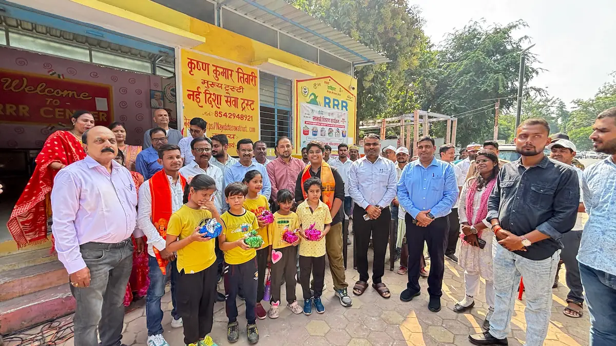 गोरखपुर: महापौर और नगर आयुक्त ने तीन 'आर' वाहनों को दिखाई हरी झंडी, दीपावली सफाई में निकले सामान जमा करने की अपील
