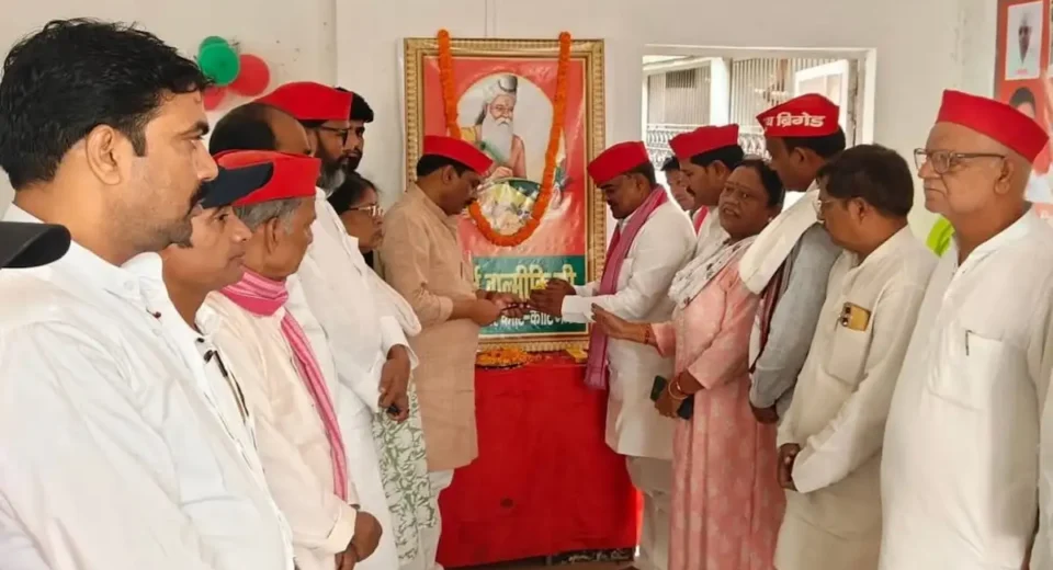 सपा नेताओं ने महर्षि वाल्मीकि को किया याद, 'सत्य और कर्तव्य' के मार्ग पर चलने का लिया संकल्प