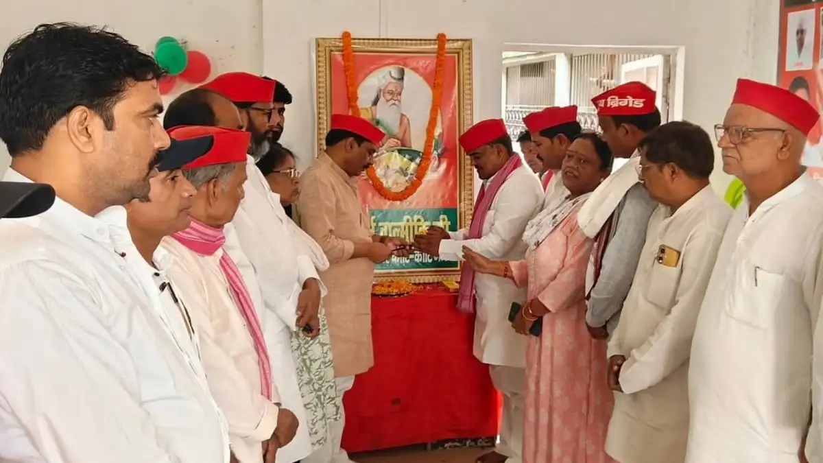सपा नेताओं ने महर्षि वाल्मीकि को किया याद, 'सत्य और कर्तव्य' के मार्ग पर चलने का लिया संकल्प