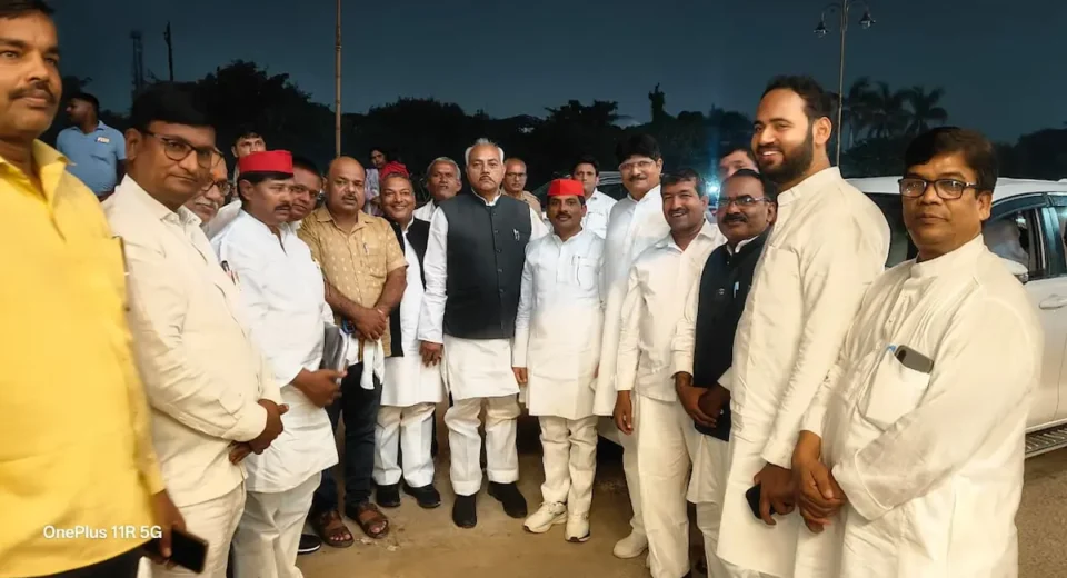 वित्तविहीन शिक्षकों को मतदाता बनाने से रोकने पर हंगामा, सपा ने आयुक्त और डीएम से की शिकायत वित्तविहीन शिक्षकों को मतदाता बनाने से रोकने पर हंगामा, सपा ने आयुक्त और डीएम से की शिकायत