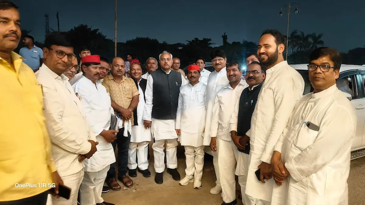 वित्तविहीन शिक्षकों को मतदाता बनाने से रोकने पर हंगामा, सपा ने आयुक्त और डीएम से की शिकायत वित्तविहीन शिक्षकों को मतदाता बनाने से रोकने पर हंगामा, सपा ने आयुक्त और डीएम से की शिकायत