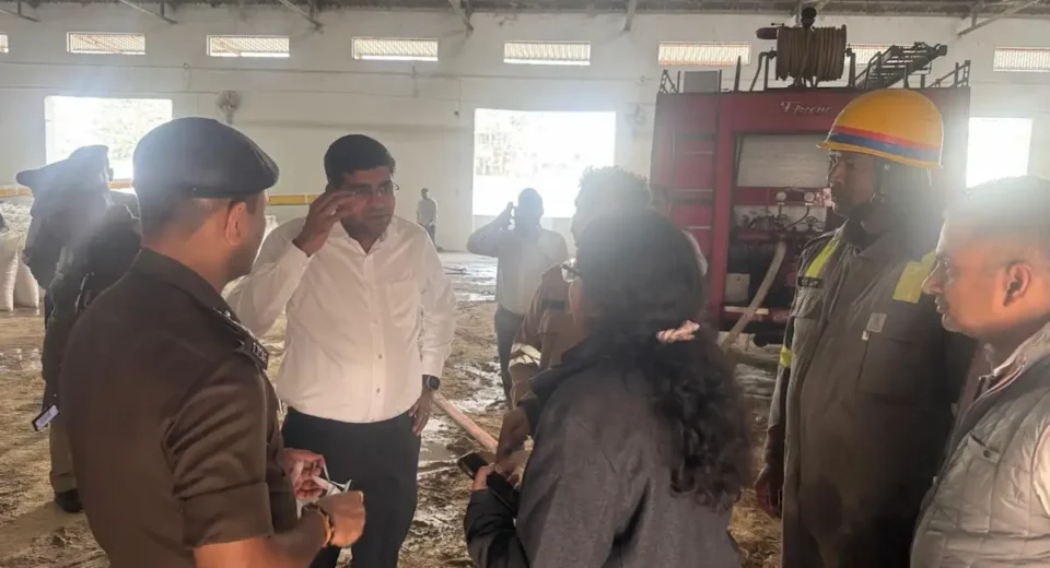 गीडा ब्रान आयल फैक्ट्री में भयंकर आग, हेक्सेन रिसाव ने किया हाल बेहाल; DM ने बैठाई जांच